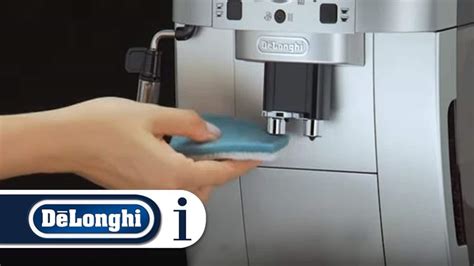 Cleaning the DeLonghi Magnifica - how to do it - Practical Tips