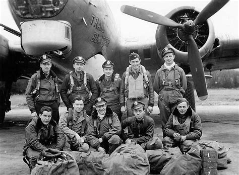 B-17 Flying Fortress bomber TRAIL BLAZER crew | World War Photos