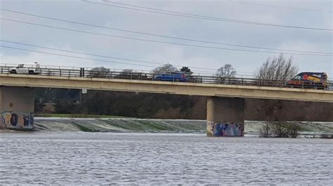 Water overtopping the Rawcliffe flood bank | YorkMix