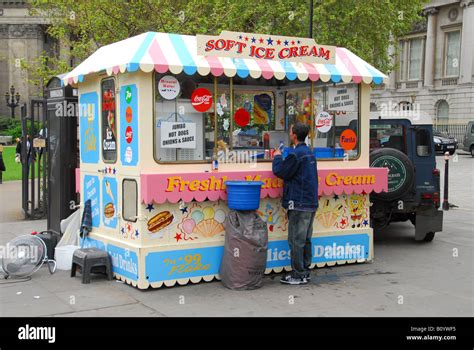 ice cream stand Stock Photo - Alamy