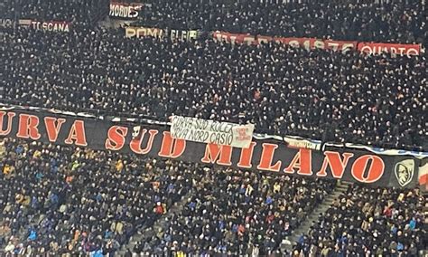 MP - Striscione della Curva rossonera: "Curva Sud Rolex, Curva Nord Casio" - MilanPress