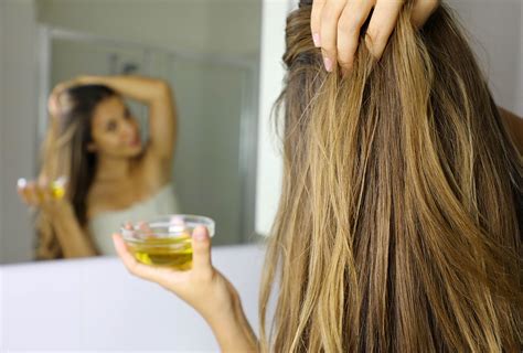 6 Home Remedies for Dry Scalp & Preventive Tips