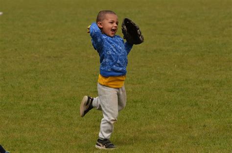 Best Way To Teach Catching A Baseball - BaseBall Wall