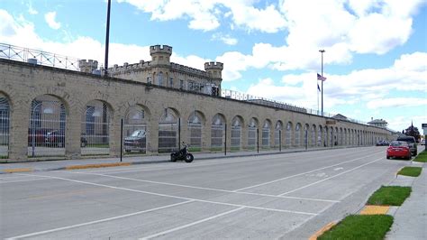 Daughter of Waupun inmate who died in solitary files lawsuit against ...