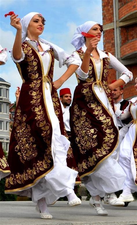 traditional costumes around the world - Google Search | Traditionelle ...