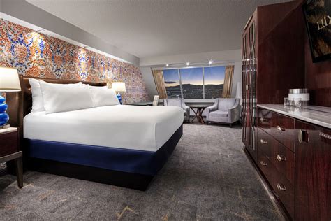 Luxor hotel room remodel stays with Egyptian theme | Las Vegas Review ...