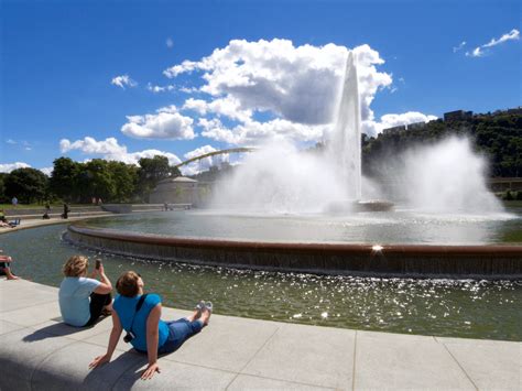 Point State Park fountain over the weekend : pittsburgh