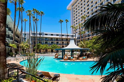 Hotel near LAX Airport with a Shuttle | Los Angeles Airport Marriott