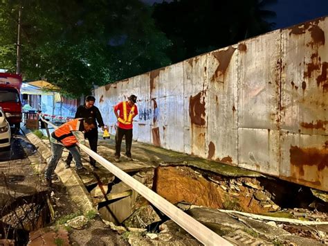 Malaysians Must Know the TRUTH: Large hole at Kg Kerinchi roadside ...