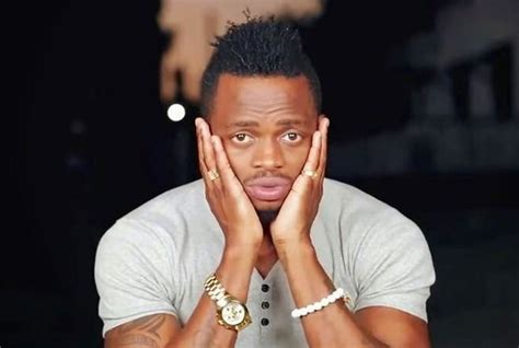 VIDEO: Diamond Platnumz falls down as stage collapses during Wasafi show – Sqoop – Get Uganda ...