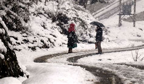 Kashmir Valley receives season's first snowfall | Srinagar News - Times ...