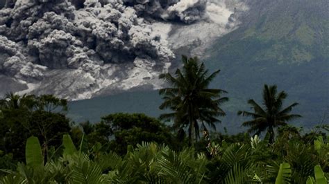 Gunung Merapi yang Erupsi Disorot Media Dunia, Warga Diminta Evakuasi ...