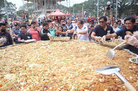 Isabela residents feast on giant Pancit Cabagan | The Manila Times