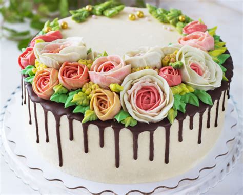 How do you Make Simple Flower Cake Decorations