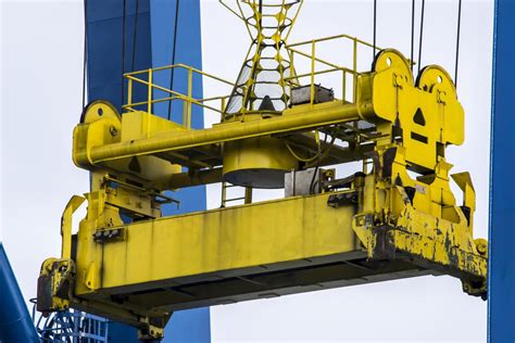 Giant Quay Crane on the port yard 3201558 Stock Photo at Vecteezy