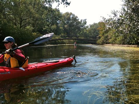 Toronto Fun Places: In kayak around Toronto Islands (girlfriends outing)