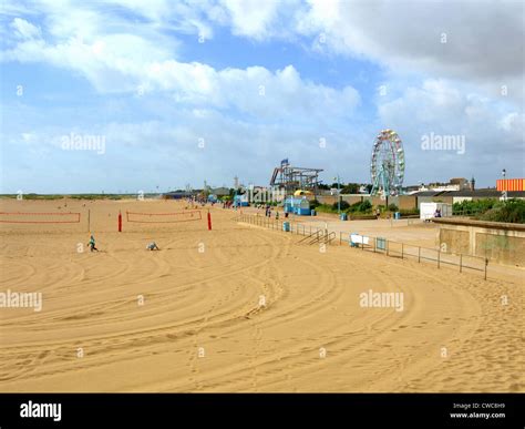 Skegness beach lincolnshire promenade hi-res stock photography and images - Alamy