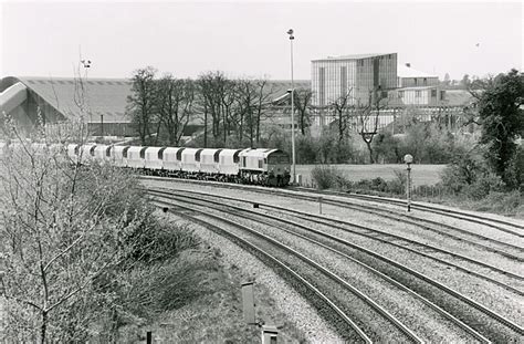 Hopper train west of Theale Station © Nigel Brown cc-by-sa/2.0 :: Geograph Britain and Ireland