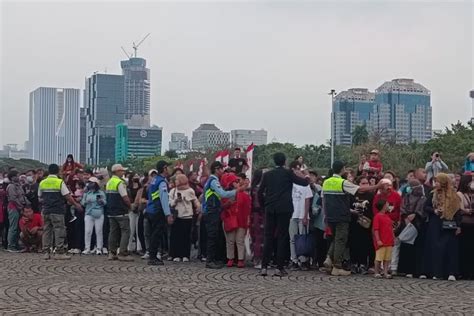 Foto : Antusiasme Warga Sambut Kirab Bendera Merah Putih di Monas, Saling Dorong sampai Dilerai ...