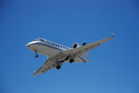 File:Airplane Landing in Toronto.JPG - Wikimedia Commons