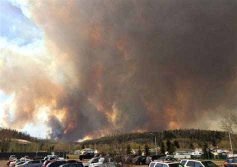 Entire Alberta city of Fort McMurray evacuated due to raging wildfire | Toronto Star