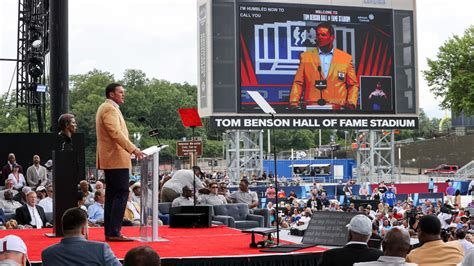 Fans help Tony Boselli, former Jaguars All-Pro left tackle, celebrate his Hall of Fame Induction