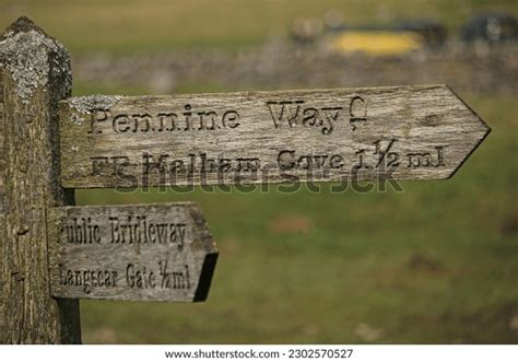 3.151 National Footpath Sign Images, Stock Photos & Vectors | Shutterstock