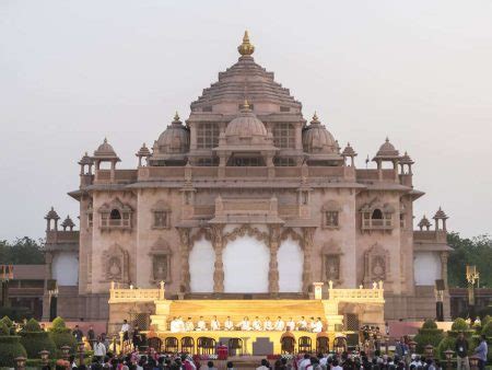 Akshardham Temple Gandhinagar Guide | Timings, Poojas & History