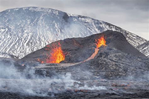 New fissure opens up at Icelandic volcano