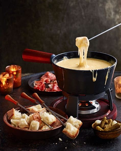 The ultimate Swiss cheese fondue | Recipe | Cheese fondue, Swiss cheese fondue recipe, Fondue ...