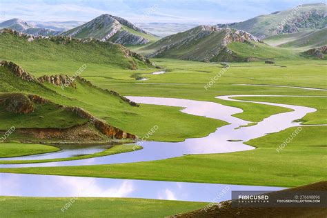 Beautiful landscape with mountains and Bayinbuluke grassland in Xinjiang, China — plants, nature ...