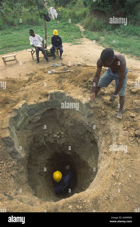 Digging a well in africa hi-res stock photography and images - Alamy