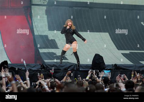 Taylor swift reputation tour hi-res stock photography and images - Alamy