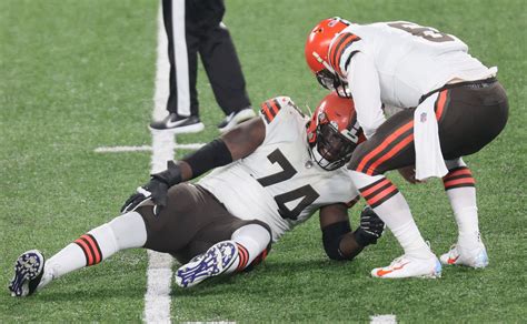 Browns’ Chris Hubbard to undergo season-ending surgery to repair torn knee ligaments and a ...