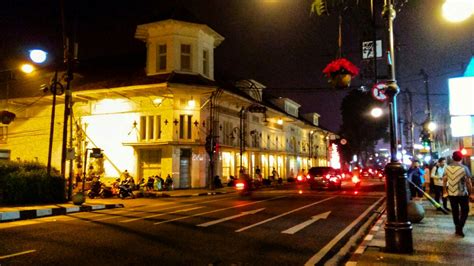 Night view in Jalan(street) Asia Afrika, Bandung, Indonesia. | Foto zaman dulu, Estetika kota ...