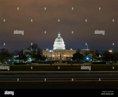 night view of the us capitol building in washington Stock Photo - Alamy