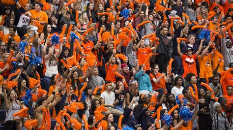 Students cheer the Titans at Homecoming. | CSUF Photos | Flickr