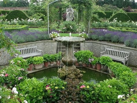 Houghton Hall - Walled Garden - Rose Garden - fountain | Flickr