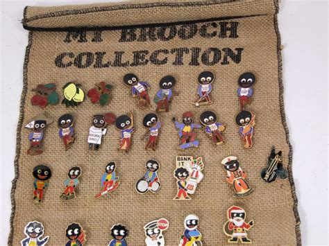 A collection of Robertson jam golly badges approx 90