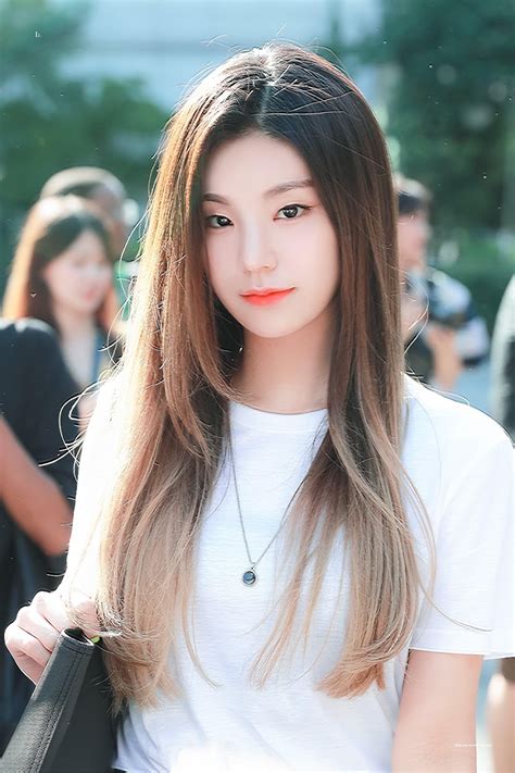 10+ Times ITZY's Yeji Was A Fashion Queen In Her Casual Outfits - Koreaboo