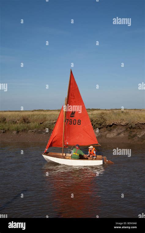 Mirror dinghy hi-res stock photography and images - Alamy