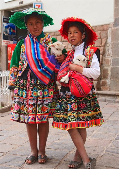 Peruvian textiles | Peruvian textiles, Peruvian clothing, Brazilian ...