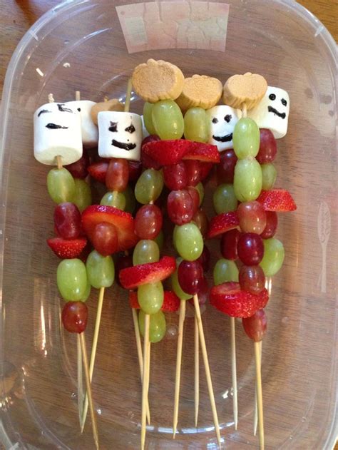 Halloween fruit snacks ...fun for kids to make too! | Halloween fruit snacks, Halloween fruit ...