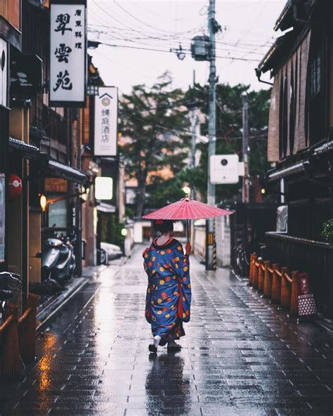 Stunning Street Photos in Japan by Hiro Shimada