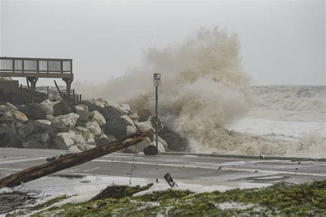 Calif. storm whips up 50-foot waves, flooding Bay Area towns