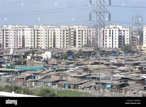 Contrast of modern highrise rich buildings and poor slums of Mankhurd Stock Photo: 6857932 - Alamy