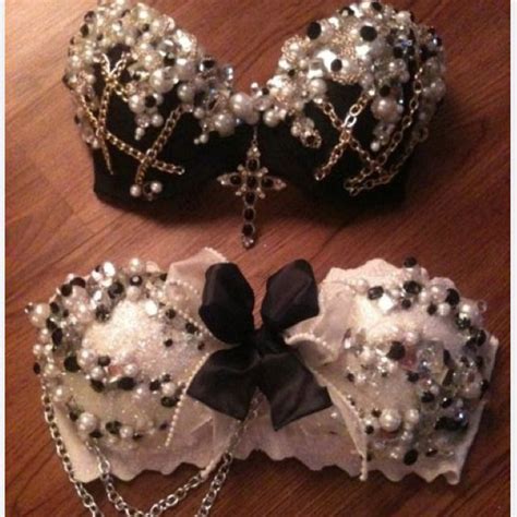 Decorate an old bra to hang on the wall in your closet or wardrobe room ...