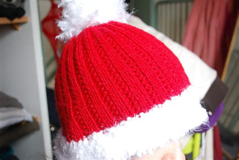 Venez découvrir le patron de mon bonnet de Noël réalisé au tricot ! Bonnet Crochet, Christmas ...