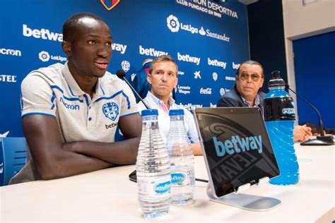 VIDEO: Levante officially unveils new Ghanaian signing Raphael Dwamena ...