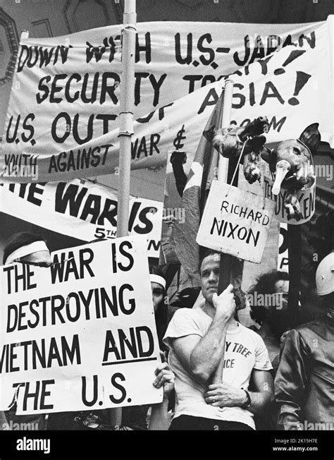 Anti vietnam student protest 1960s hi-res stock photography and images ...